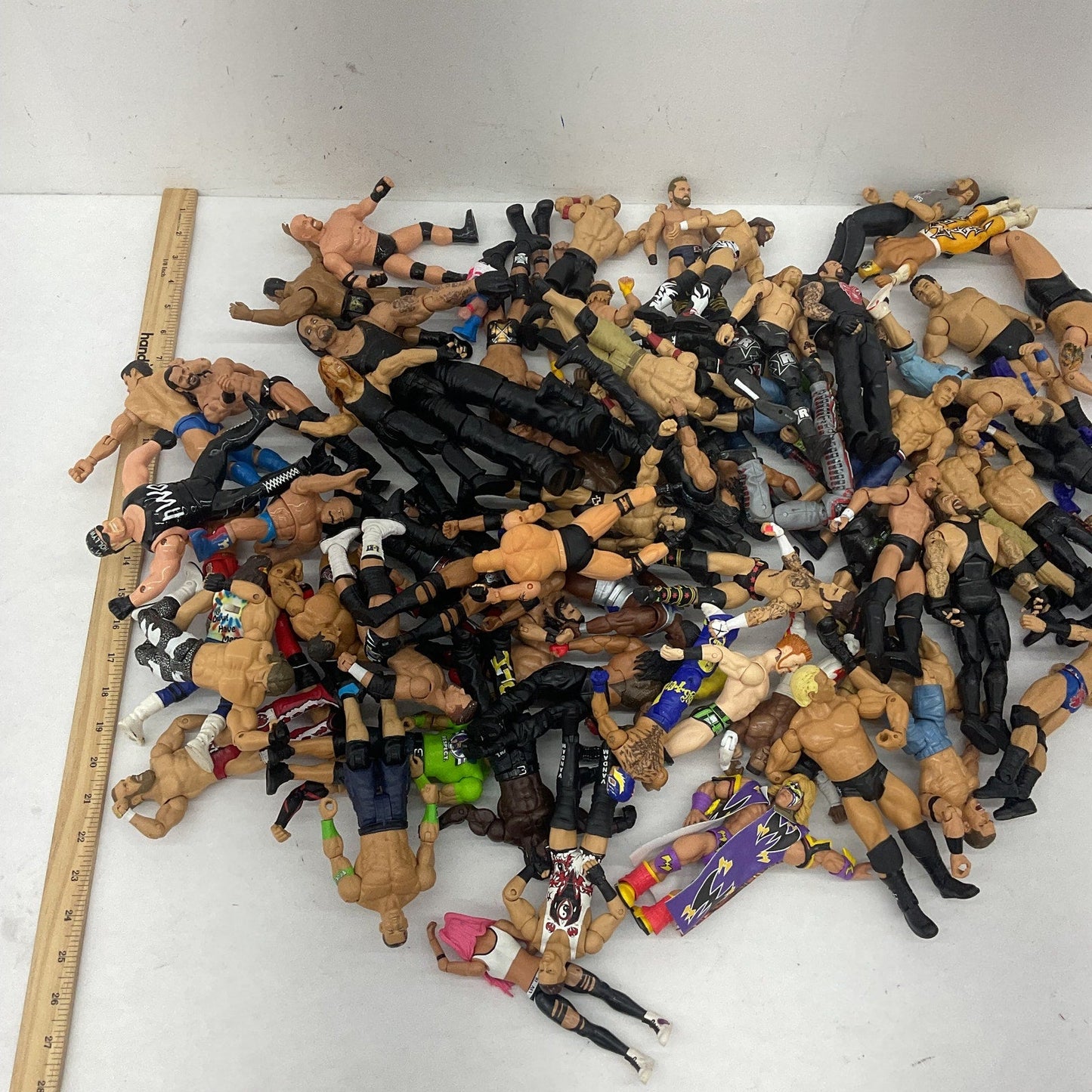 15 lbs WWE WWF WCW Assorted Wrestling Wrestler Action Figures Toys Preowned LOT - Warehouse Toys