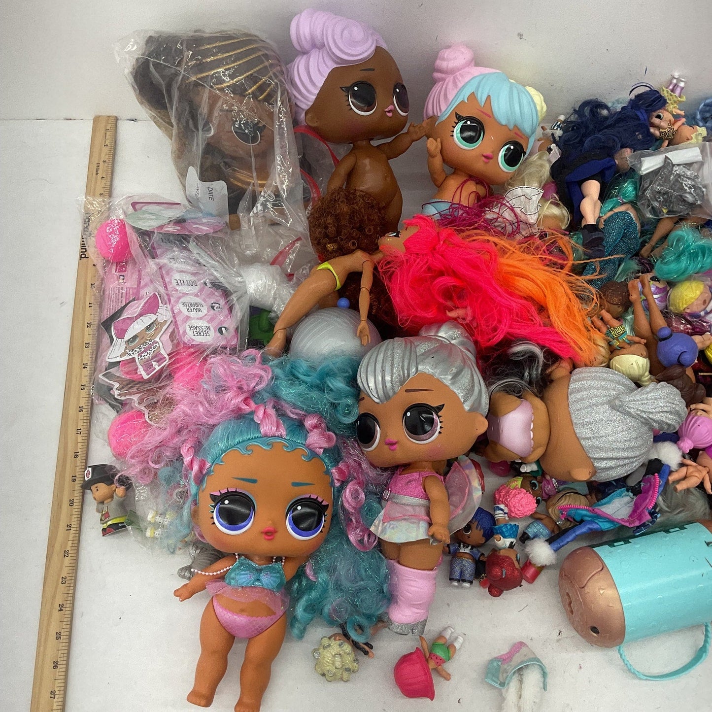 Huge LOT LOL OMG Surprise Big Lil Sistas Play Fashion Dolls Preowned MGA 25 lbs - Warehouse Toys