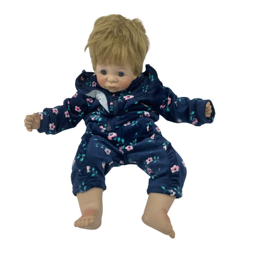 Lee Middleton Preowned Baby Doll First Moments Open Eyes Blonde Blue Eyed Cute - Warehouse Toys