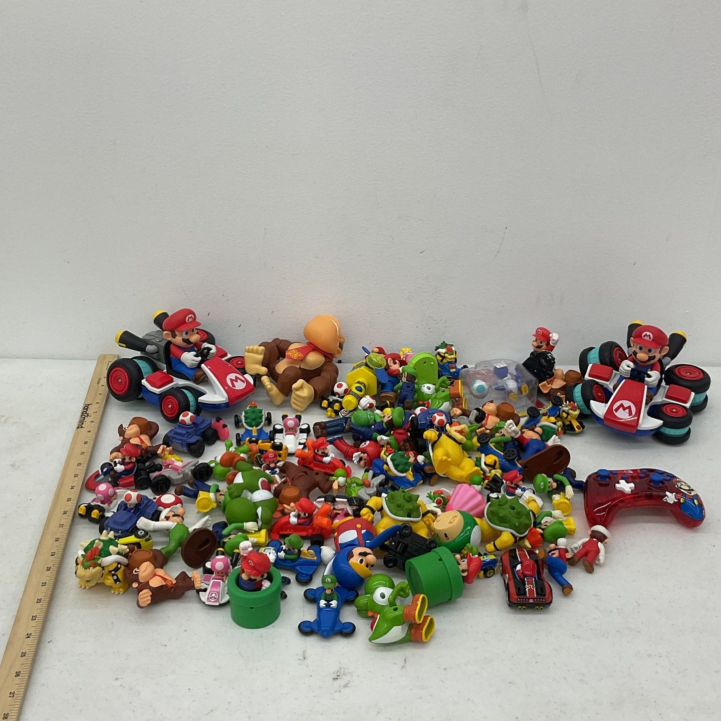 LOT 10 lbs Nintendo Super Mario Bros Luigi Yoshi DK Mixed Toy Figures Preowned - Warehouse Toys