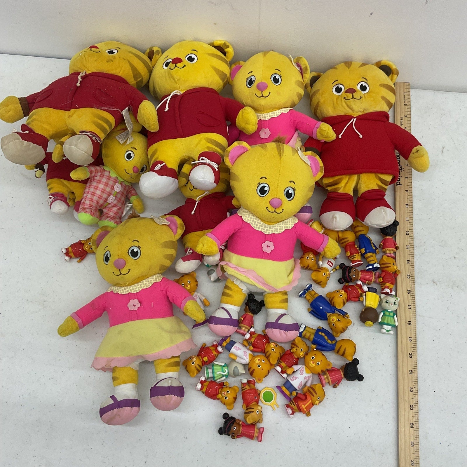 LOT 5 lbs Mr Rogers Daniel Tigers Neighborhood Character Preowned Plush Dolls - Warehouse Toys