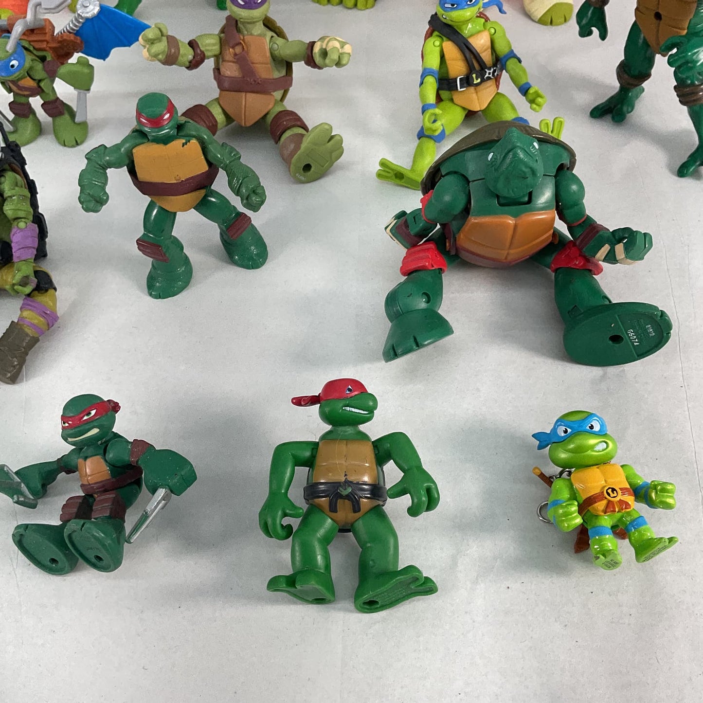 LOT of 21 Teenage Mutant Ninja Turtles Michelangelo Leo Raph Action Figures Toys Used - Warehouse Toys