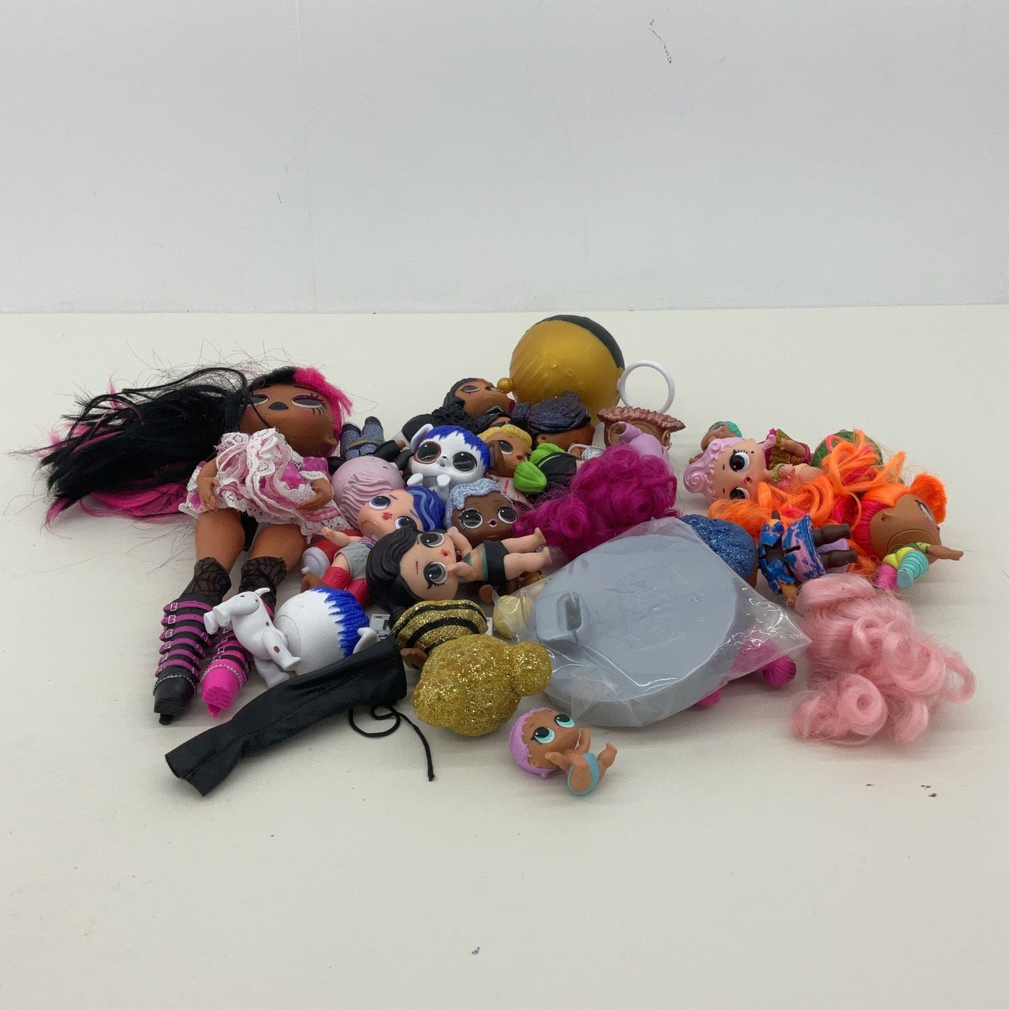 MGA Multicolor Preowned Fashion Dolls Lil Big Sistas LOL OMG Surprise! LOT - Warehouse Toys