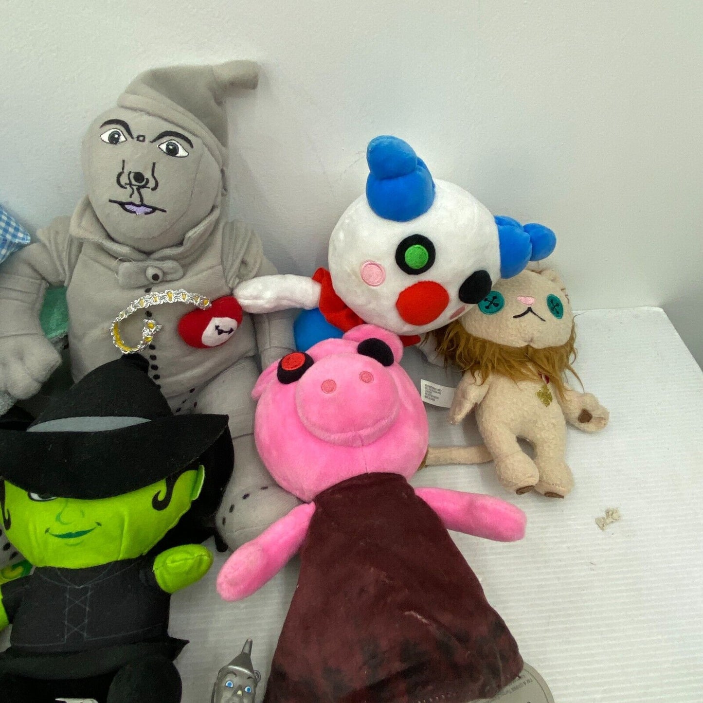 Mixed LOT Wizard of Oz Plush Dolls Piggy Clowny Roblox Toy Figures Tinman - Warehouse Toys