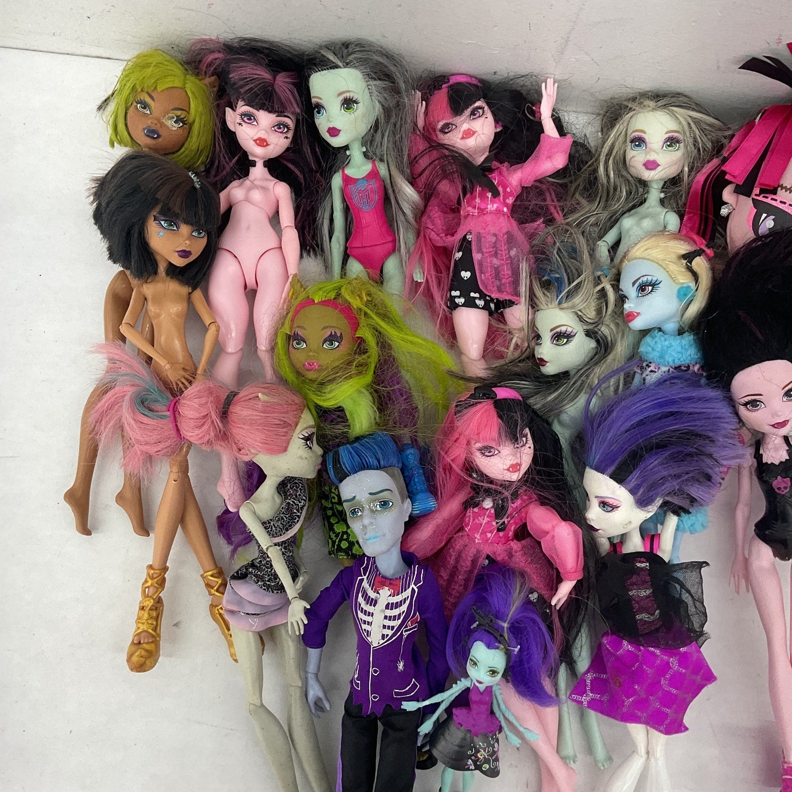 Monster High & Others Fashion Dolls Toys Preowned Mixed Characters LOT 4 lbs - Warehouse Toys