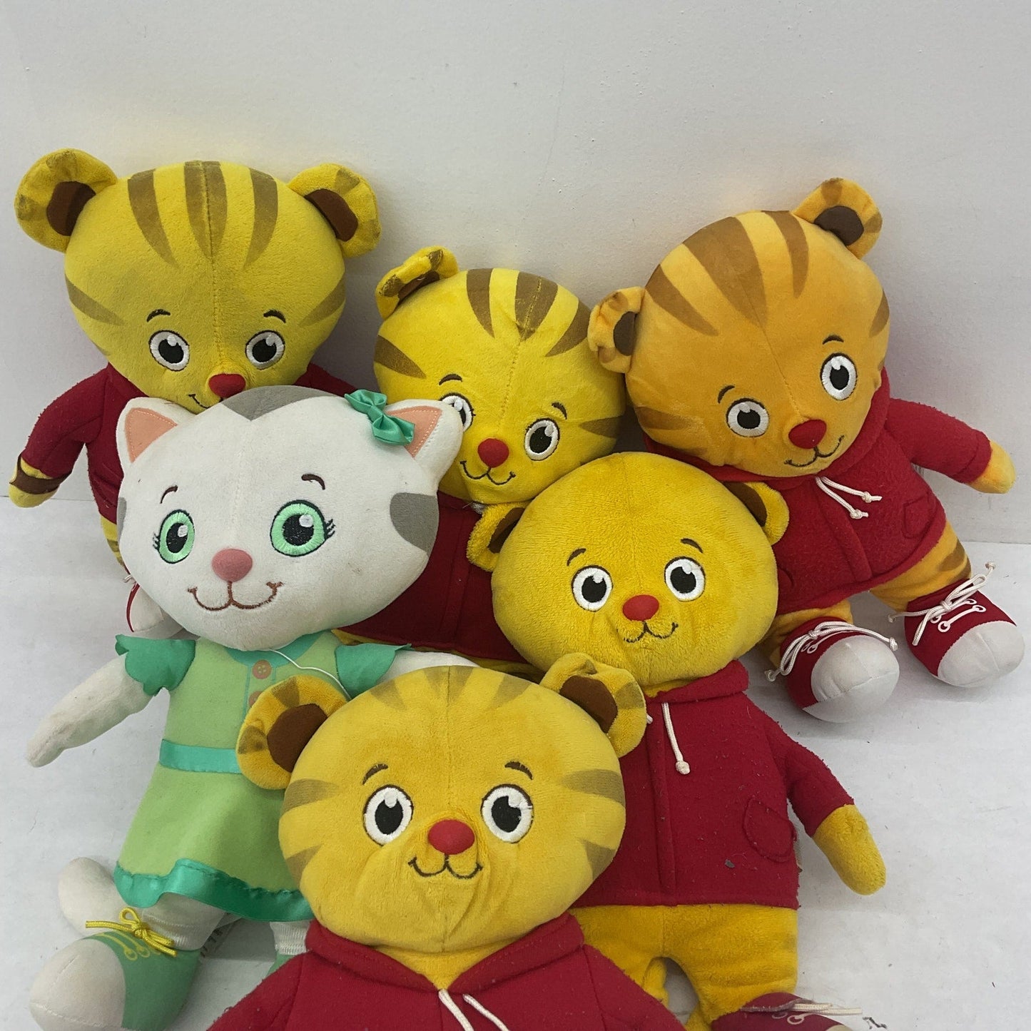 Preowned Daniel Tiger Mr. Rogers Neighborhood Mixed Plush Dolls LOT - Warehouse Toys