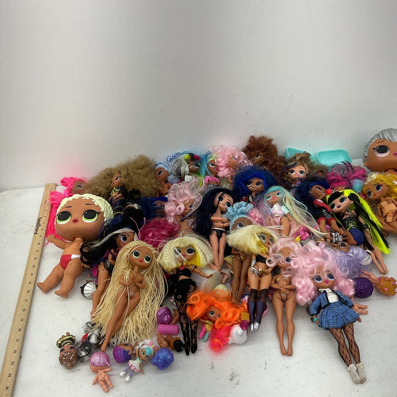 Preowned Mixed MGA LOL OMG Surprise Fashion Doll, Multicolor Dolls 15 lbs LOT - Warehouse Toys