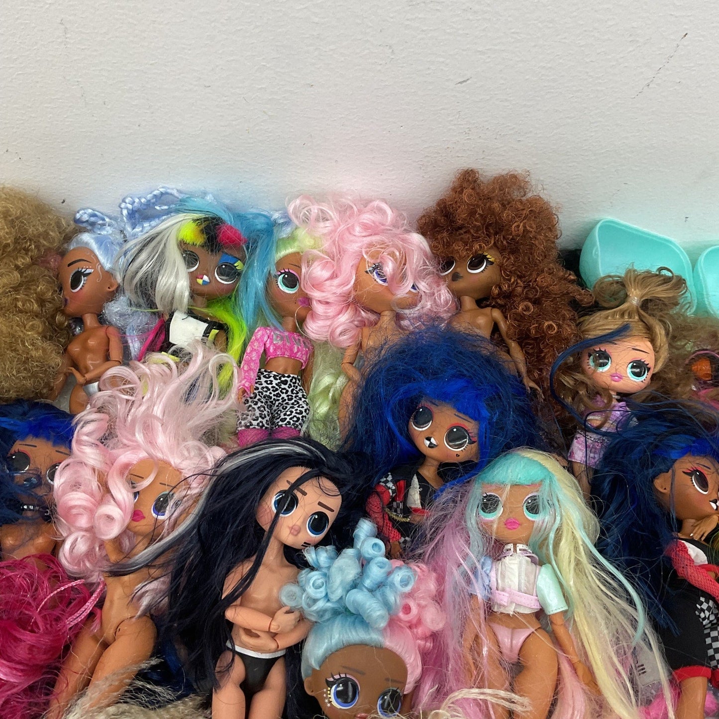 Preowned Mixed MGA LOL OMG Surprise Fashion Doll, Multicolor Dolls 15 lbs LOT - Warehouse Toys