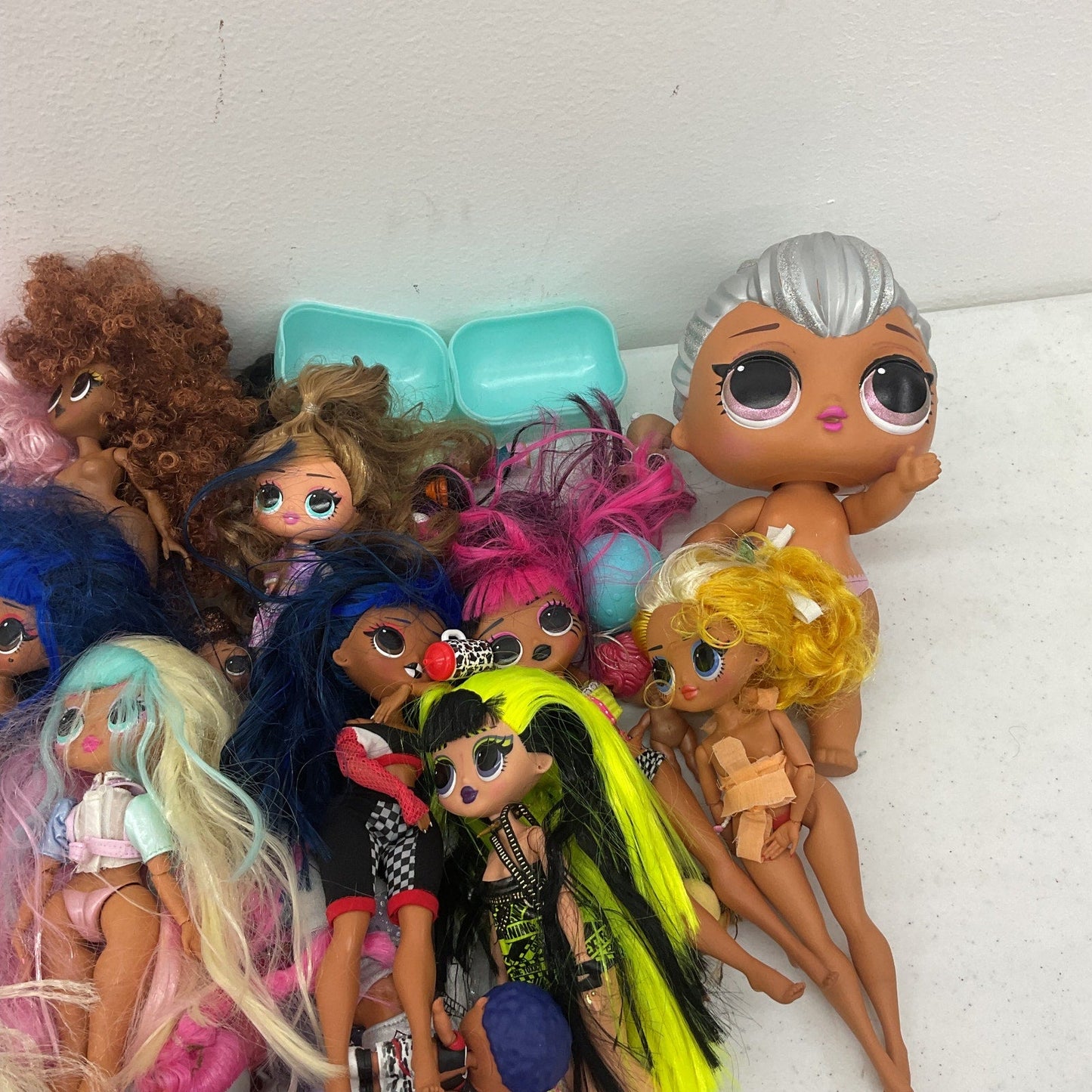 Preowned Mixed MGA LOL OMG Surprise Fashion Doll, Multicolor Dolls 15 lbs LOT - Warehouse Toys