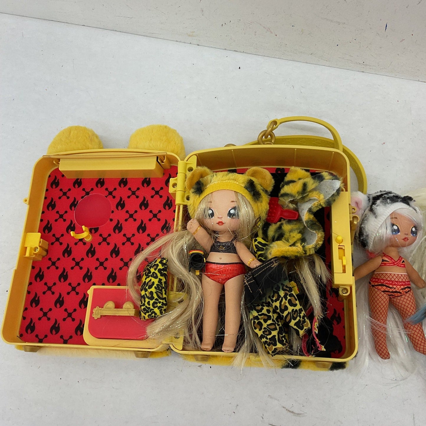 Preowned Na! Na! Na! Surprise Dolls Toys Figures Cat Themed Case LOT 5 lbs - Warehouse Toys