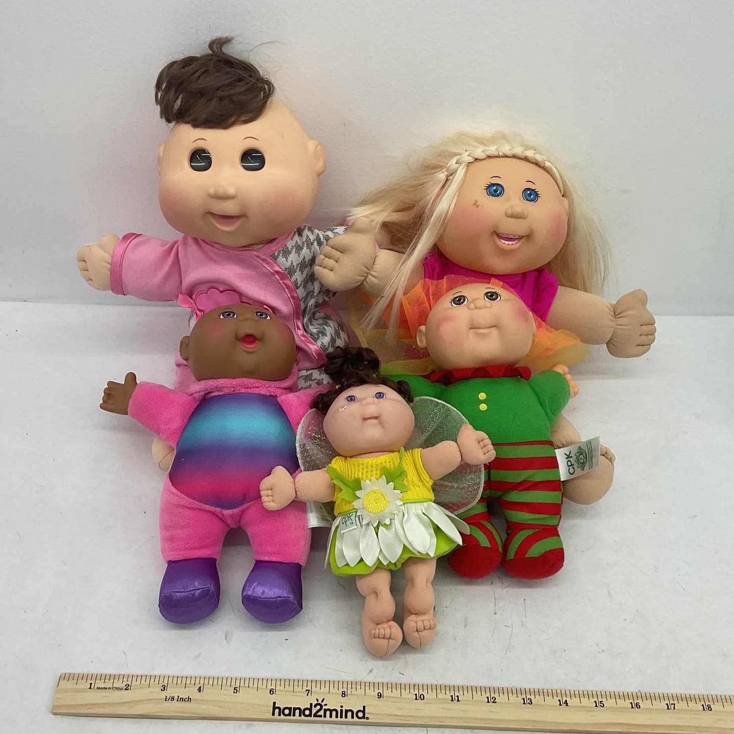 Lot hotsell of 13 cabbage patch dolls